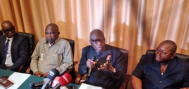 Face à la presse ce lundi 11 avril à Conakry, le pool d’avocats de l’ancien Premier ministre, Ibrahima Kassory Fofana et Compagnie incarcérés à la maison centrale a annoncé « une procédure de forfaiture » contre le procureur spécial de CRIEF, Aly Touré qui, selon eux, sera effective dès ce mardi.