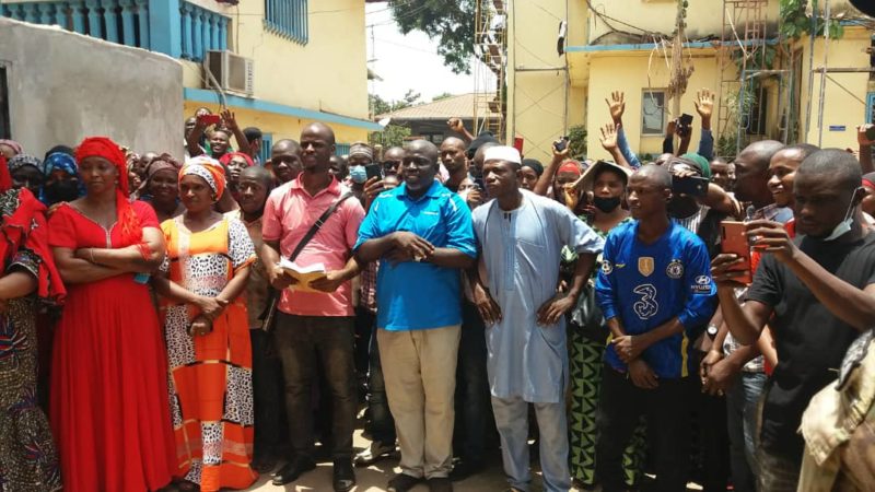 Les commerçants du Marché M’Balia-Madina manifestent devant le Gouvernorat  contre la rénovation de leur marché.