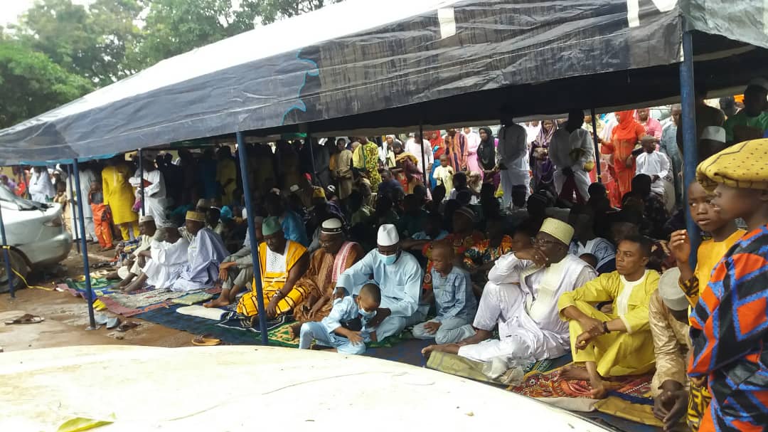 Les fidèles musulmans de Guinée célèbrent la fête de ramadan.