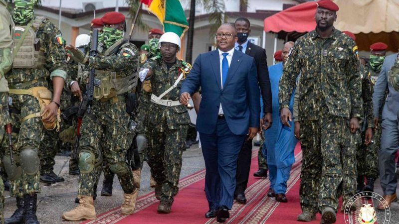 Transition guinéenne: le Président Umaro Sissoko Embalò accueilli à Conakry par le Chef de l’Etat, Colonel Mamadi Doumbouya.