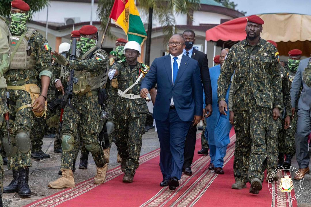 Transition guinéenne: le Président Umaro Sissoko Embalò accueilli à Conakry par le Chef de l’Etat, Colonel Mamadi Doumbouya.