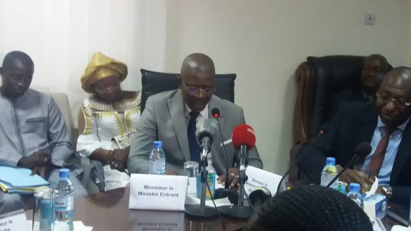 Le ministre de l’Energie, de l’Hydraulique et des Hydrocarbures, Aly Seydouba Soumah prend fonction.