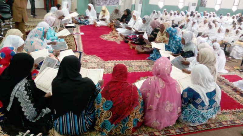 Conakry : les femmes de la ligue islamique organisent une lecture du Saint coran pour la paix et la quiétude sociale.