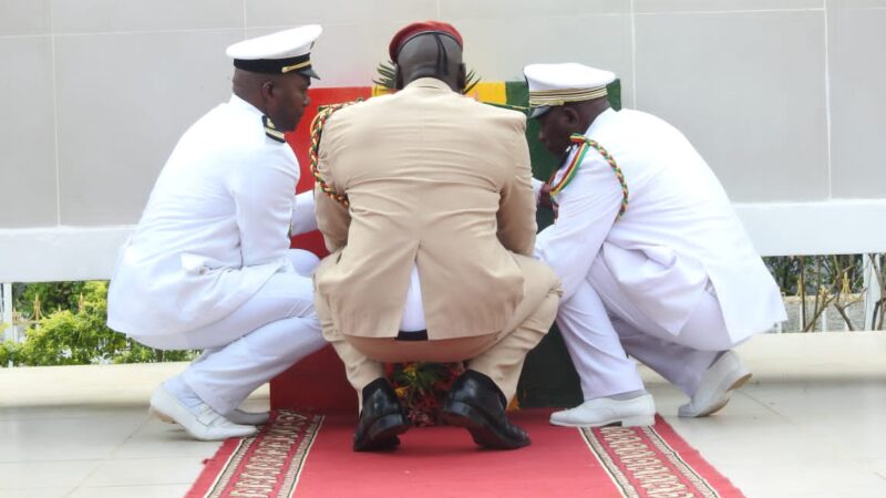 Fête de l’indépendance de la Guinée : Colonel Mamady Doumbouya dépose la gerbe de fleur à la place des martyrs