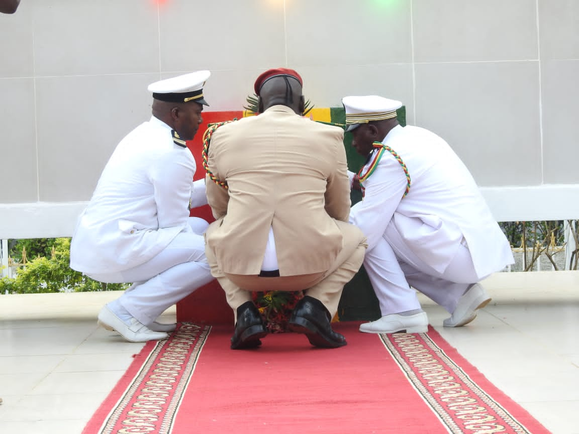 Fête de l’indépendance de la Guinée : Colonel Mamady Doumbouya dépose la gerbe de fleur à la place des martyrs