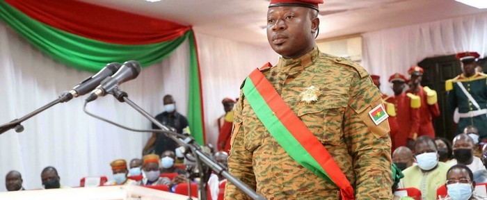 Coup d’État au Burkina Faso: Paul-Henri Damiba démissionne et se rend au Togo