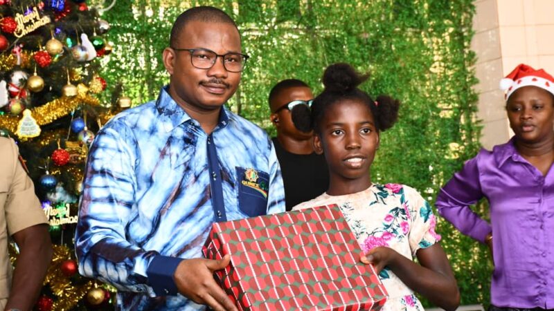 Fête de Noël: Dr Dansa Kourouma offre des cadeaux aux enfants orphelins de Conakry.