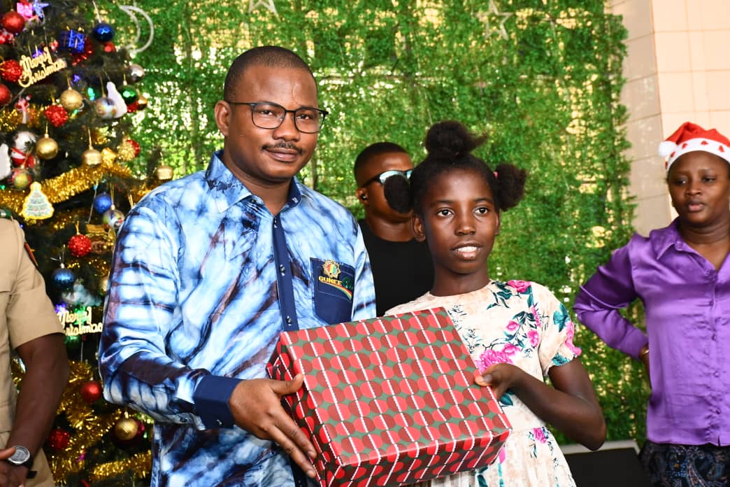 Fête de Noël: Dr Dansa Kourouma offre des cadeaux aux enfants orphelins de Conakry.