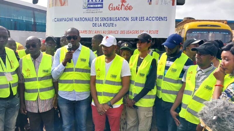 Gare routière de Matoto: Maka Baldé, directeur général de l’ANVJ lance la campagne de sensibilisation sur les accidents de la circulation.