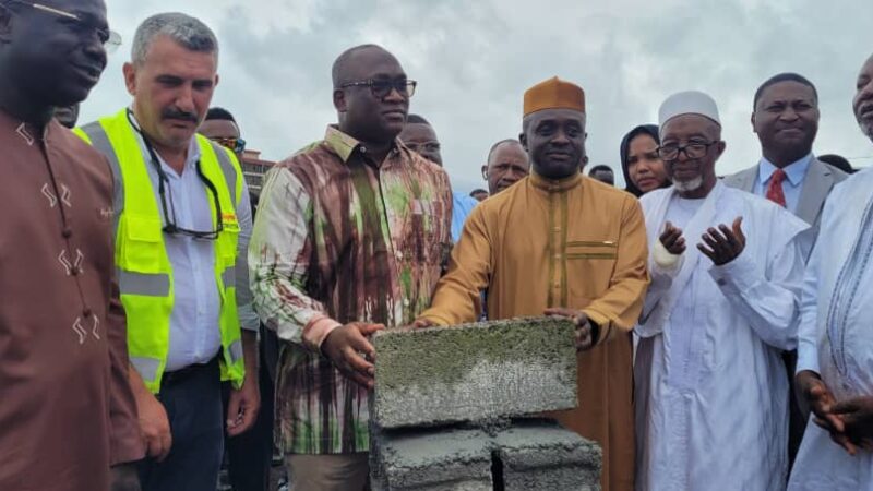 Pose de la première pierre mosquée de l’aéroport délocalisée au centre directionnel de Koloma: le groupe Albayrak s’engage au respect du délai contractuel.