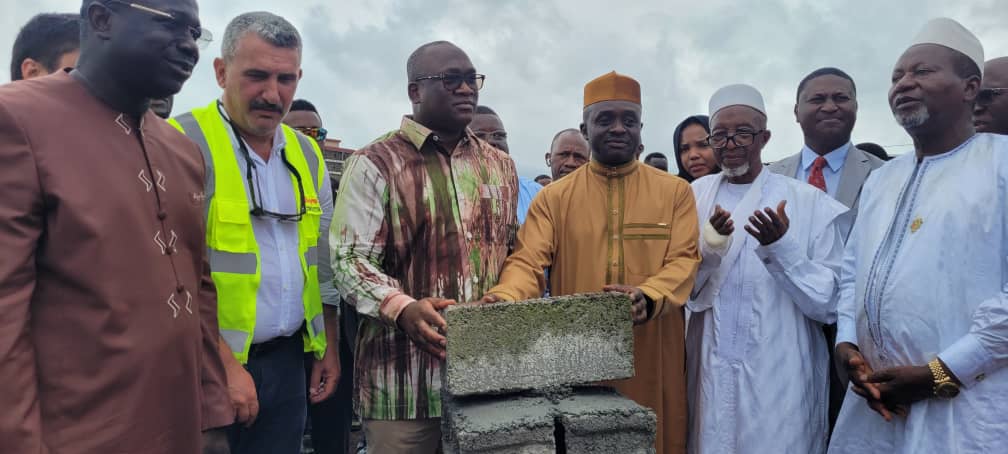 Pose de la première pierre mosquée de l’aéroport délocalisée au centre directionnel de Koloma: le groupe Albayrak s’engage au respect du délai contractuel.