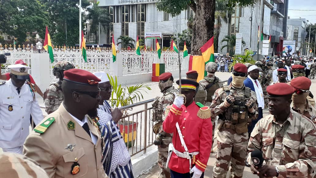 Fête de l’indépendance de la Guinée : Colonel Mamady Doumbouya dépose la gerbe de fleur à la place des martyrs