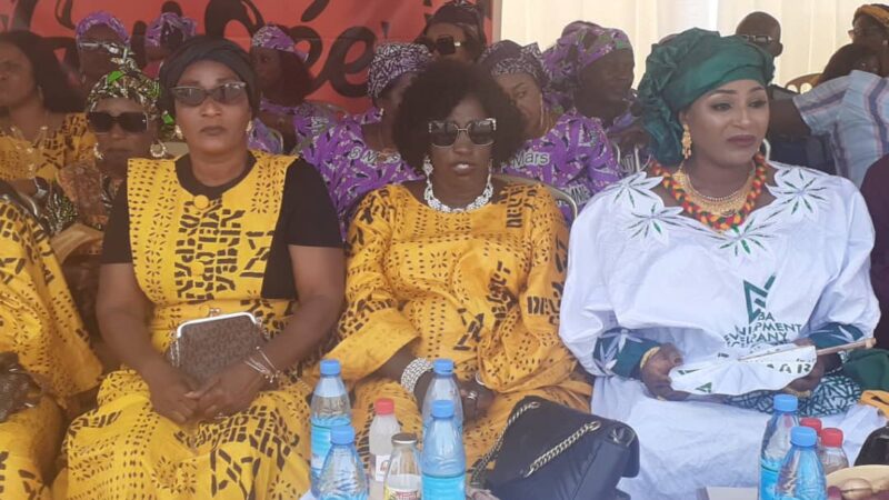 Esplanade du stade du 28 septembre : plusieurs femmes célèbrent dans la convivialité la journée internationale des droits des femmes.