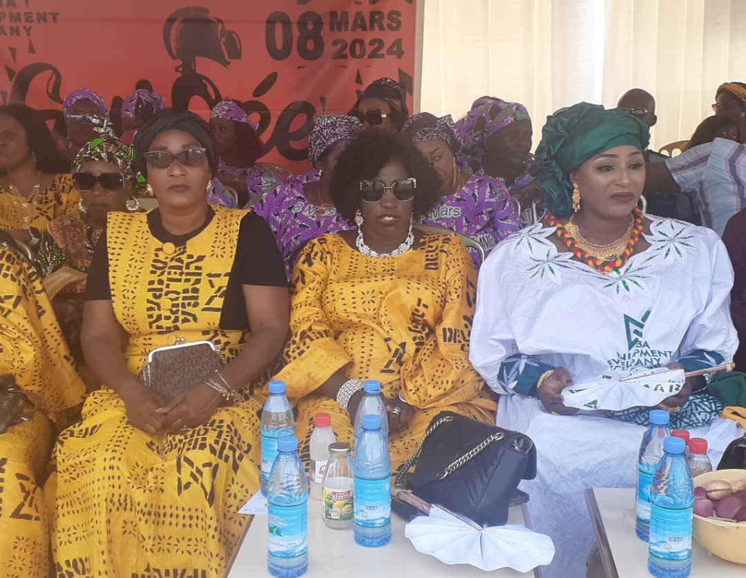 Esplanade du stade du 28 septembre : plusieurs femmes célèbrent dans la convivialité la journée internationale des droits des femmes.