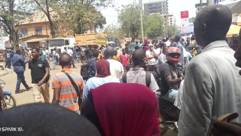 Accident à Kaloum: un véhicule du cortège présidentiel blesse deux personnes, dont un grièvement.