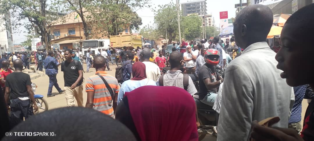 Accident à Kaloum: un véhicule du cortège présidentiel blesse deux personnes, dont un grièvement.