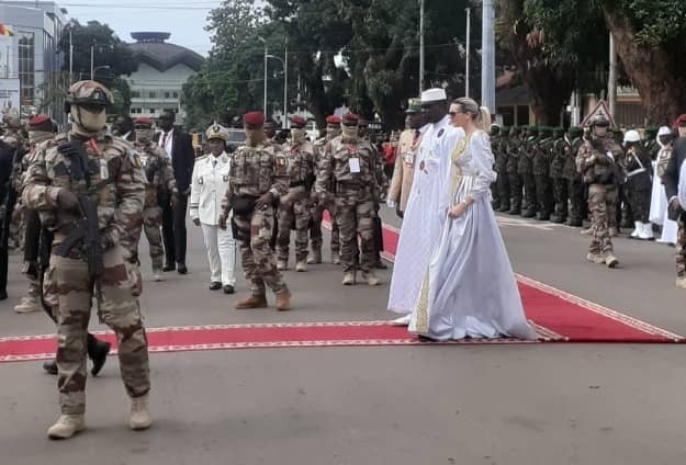 66ème anniversaire: le Général Mamady Doumbouya dépose la gerbe de fleur à la place des martyrs