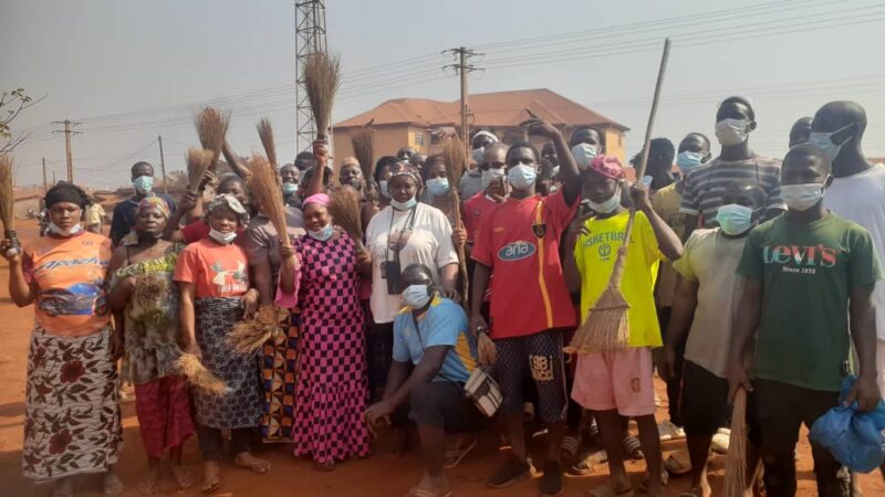 Journée d’assainissement au Grand-Conakry: les Jeunes et les femmes de Sanoyah Textile en guerre contre les ordures.