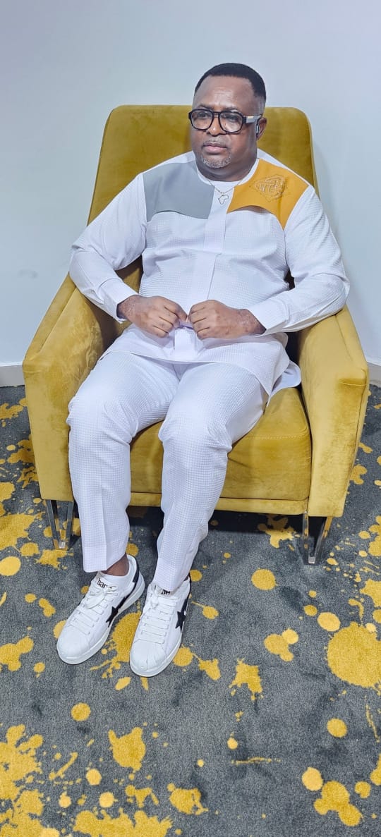 DR DAVID MAKONGO FÉLICITÉ POUR SON LEADERSHIP EXCEPTIONNEL.