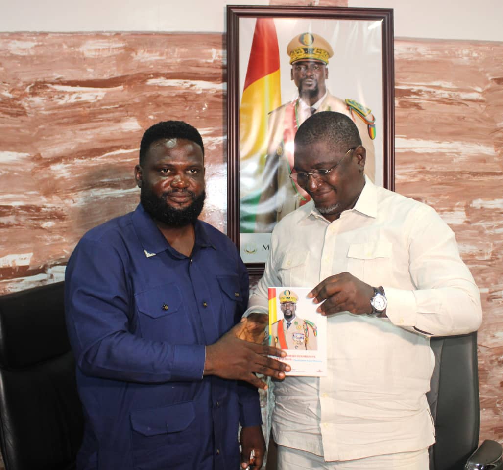 Vulgarisation de l&rsquo;ouvrage intitulé” Général Mamadi Doumbouya: Bâtisseur pour la patrie et pour l&rsquo;honneur”: Paul Kamano présente son ouvrage aux cadres du CNSP. 