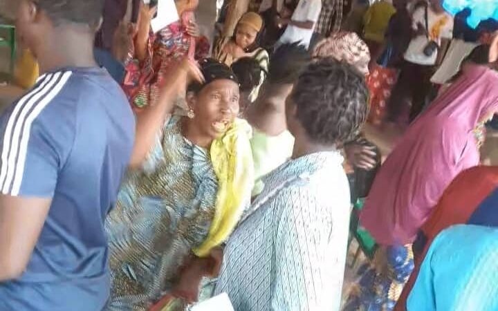 Recensement biométrique à Sanoyah textile: Les citoyens dénoncent la corruption et l&rsquo;injustice du chef de quartier. 