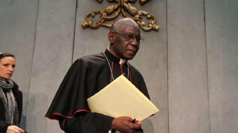 Mamadi Doumbouya exprime le “soutien indéfectible” de la Nation au cardinal Robert Sarah