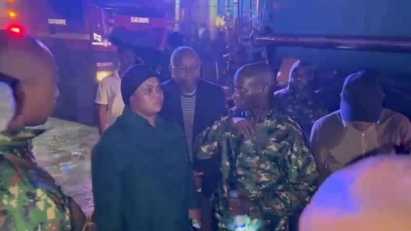 Incendie à Madina : La Ministre Fatima Camara auprès des sinistrés commerçants 