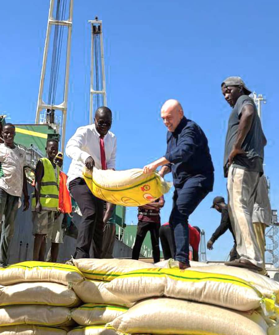 SOLIDARITÉ PORTUAIRE : LE DG D’ALPORT ET SON ADJOINT SE MÊLENT AUX DOCKERS POUR FLUIDIFIER L’APPROVISIONNEMENT NATIONAL.