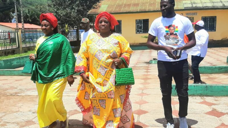 Fête du 2 octobre à Coyah : la coordinatrice préfectoral du mouvement Mamaïcha Camara  silonne plusieurs localités dans la zone et appelle à la paix et l&rsquo;unité nationale. 