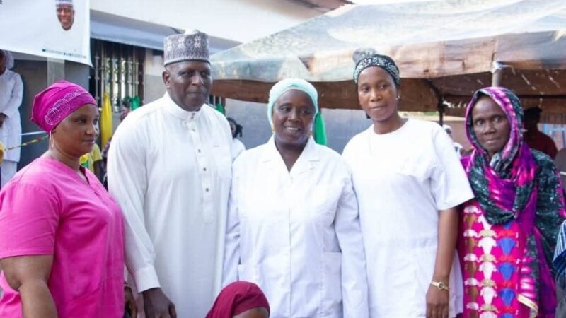 Kankan : L&rsquo;ex ministre des Sports Titi Camara remet les clés du Centre de Santé Daloba Sékou Camara aux autorités