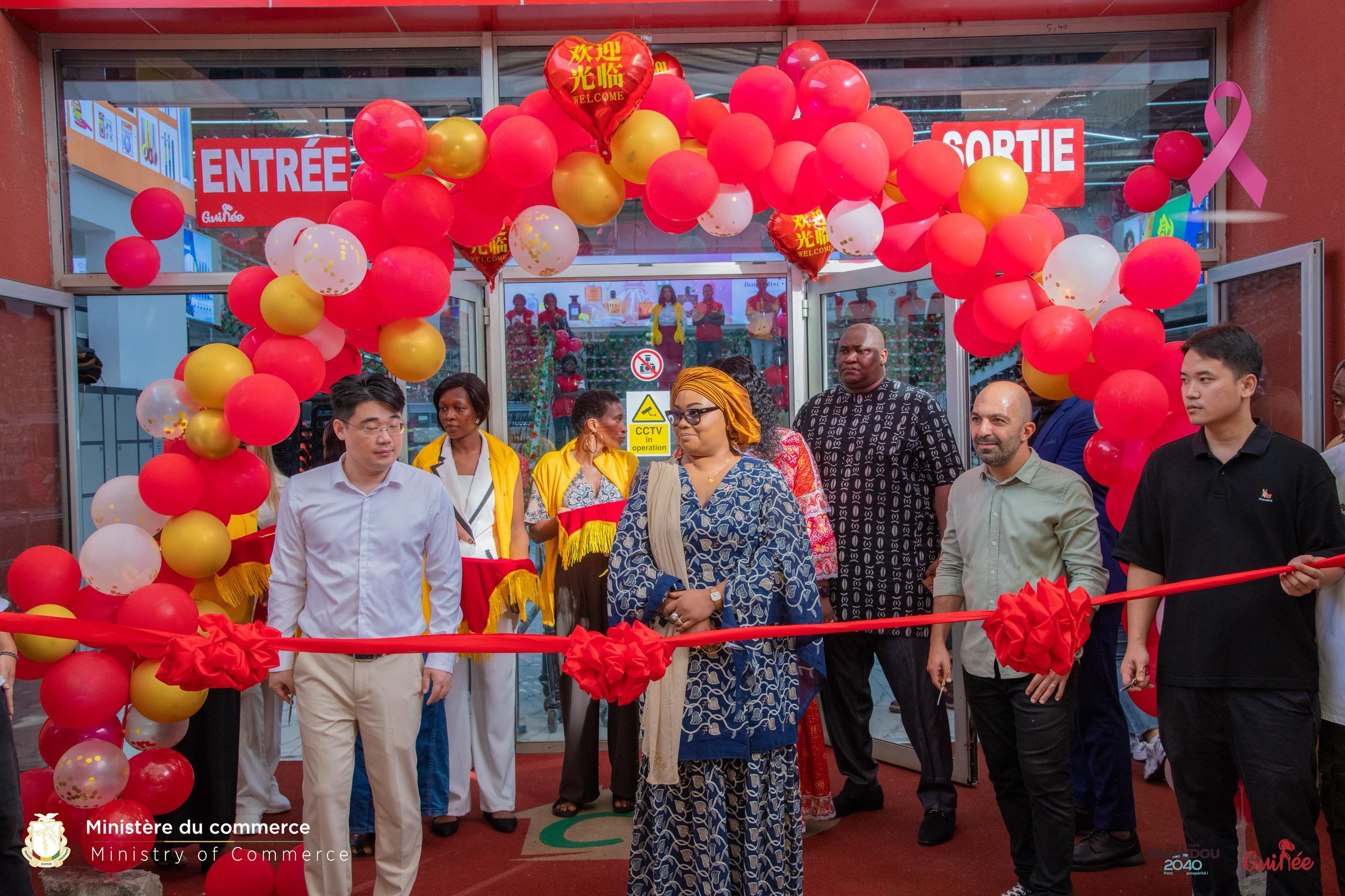 Conakry : la ministre Fatima Camara inaugure le centre commercial China Mall. 