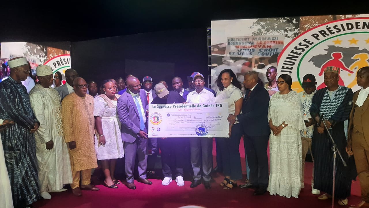 Présidentielle 2025 : La jeunesse présidentielle  collecte 1.000.000.000 milliards de francs guinéens pour la candidature du président Mamadi Doumbouya