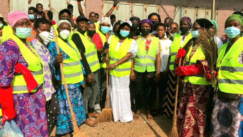 L’insalubrité à Conakry : Mme Fatoumata Keita et les femmes de Sonfonia s’engagent pour l’assainissement