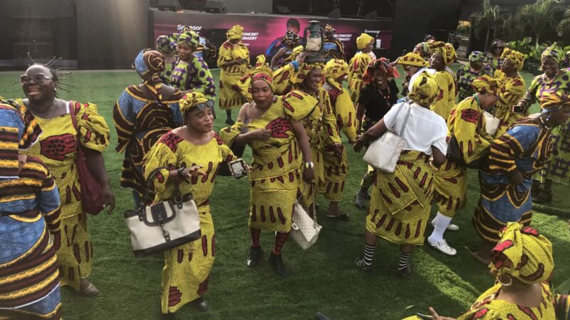 Conakry : les femmes du Sèdè Dandiya n°4 célèbrent la solidarité et la tradition « rétro »