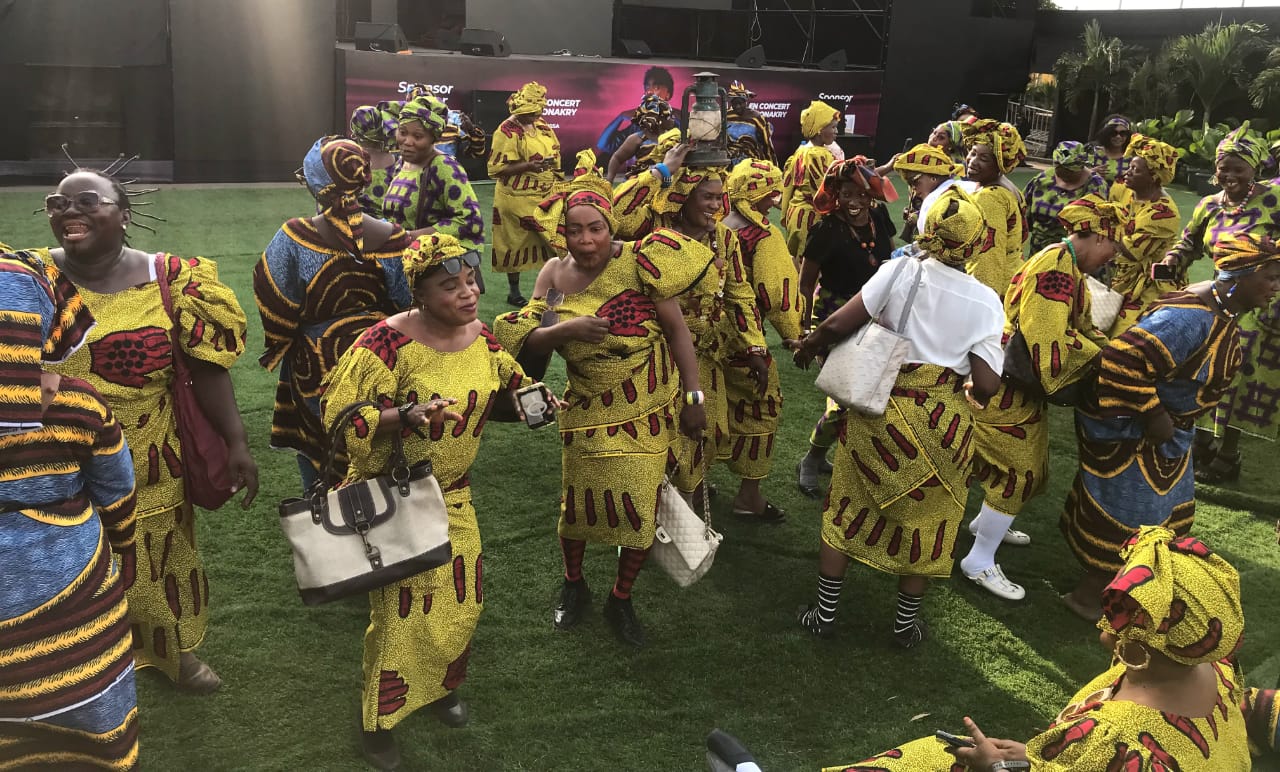 Conakry : les femmes du Sèdè Dandiya n°4 célèbrent la solidarité et la tradition « rétro »