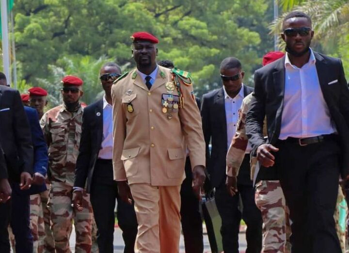 Décret présidentiel : Vaste mouvement au sein de la haute hiérarchie militaire guinéenne   Dans un décret lu dans la soirée de ce mardi 10 mars 2026 à la télévision nationale, le président de la République, Mamadi Doumbouya, a procédé à la nomination de plusieurs officiers généraux et officiers supérieurs au département en charge de la Défense nationale.  Il s&rsquo;agit:   1- Inspecteur général des Forces armées : général de brigade Séna Camara, matricule : 14207-G ;  2- Inspecteur général adjoint des Armées : général de brigade Boubacar Barry, matricule : 26708-G ;    3- Secrétaire général de l’État-Major général des Armées : général de brigade N’Famara Oularé, matricule : 18108-G ;  4- Directeur des Opérations, du Plan et de l’Emploi des Forces : général de brigade Amidou Soumah, matricule : 27299-G ;   5- Commandant du Bataillon autonome de Boké : colonel Ibrahima Sadio Diallo, matricule : 25277-G ;   6- Commandant du Bataillon d’infanterie de Siguiri : colonel Sandé Touré, matricule : 18927-G ;  7- Commandant du Bataillon d’infanterie de Koundara : colonel Lancinet Keita, matricule : 17572-G ;  8- Commandant du Bataillon d’infanterie de Beyla : colonel Isidor Kalité Camara, matricule : 25108-G   Camara Mamadouba   611 46 04 10