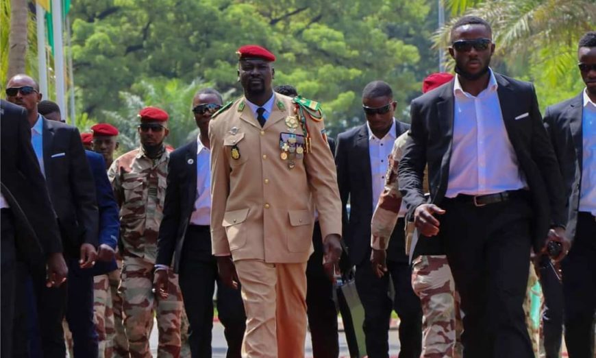 Décret présidentiel : Vaste mouvement au sein de la haute hiérarchie militaire guinéenne   Dans un décret lu dans la soirée de ce mardi 10 mars 2026 à la télévision nationale, le président de la République, Mamadi Doumbouya, a procédé à la nomination de plusieurs officiers généraux et officiers supérieurs au département en charge de la Défense nationale.  Il s&rsquo;agit:   1- Inspecteur général des Forces armées : général de brigade Séna Camara, matricule : 14207-G ;  2- Inspecteur général adjoint des Armées : général de brigade Boubacar Barry, matricule : 26708-G ;    3- Secrétaire général de l’État-Major général des Armées : général de brigade N’Famara Oularé, matricule : 18108-G ;  4- Directeur des Opérations, du Plan et de l’Emploi des Forces : général de brigade Amidou Soumah, matricule : 27299-G ;   5- Commandant du Bataillon autonome de Boké : colonel Ibrahima Sadio Diallo, matricule : 25277-G ;   6- Commandant du Bataillon d’infanterie de Siguiri : colonel Sandé Touré, matricule : 18927-G ;  7- Commandant du Bataillon d’infanterie de Koundara : colonel Lancinet Keita, matricule : 17572-G ;  8- Commandant du Bataillon d’infanterie de Beyla : colonel Isidor Kalité Camara, matricule : 25108-G   Camara Mamadouba   611 46 04 10