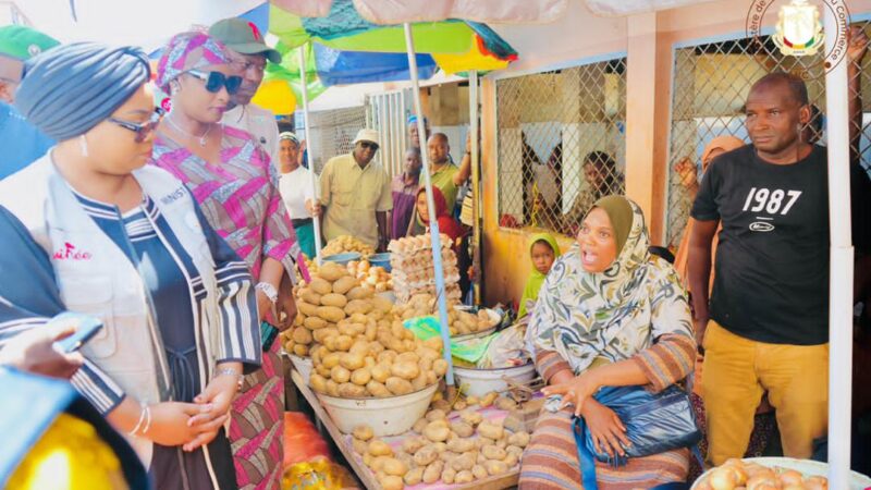 Contrôle des prix et de la qualité en Guiné : Fatima Camara au marché central de Mamou