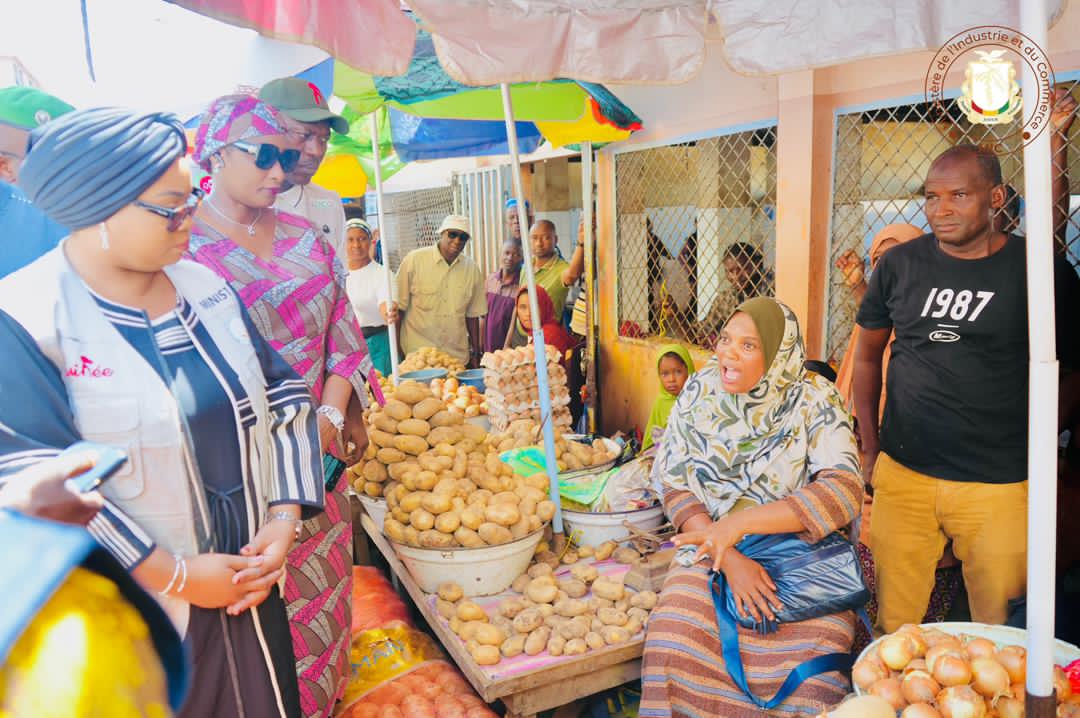 Contrôle des prix et de la qualité en Guiné : Fatima Camara au marché central de Mamou