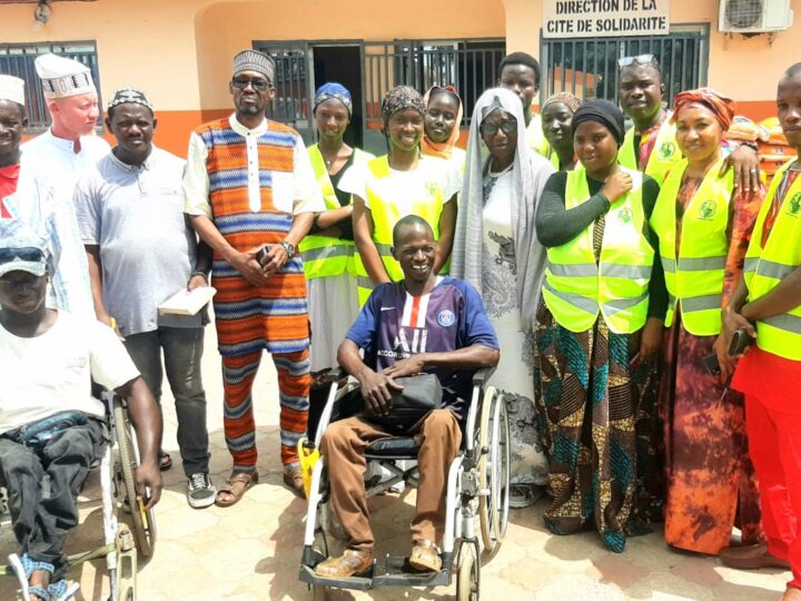 Humanitaire : l&rsquo;ONG Aide à l&rsquo;Enfance (AAE) distribue des vivres aux plus vulnérables à la Cité de la Solidarité de Conakry