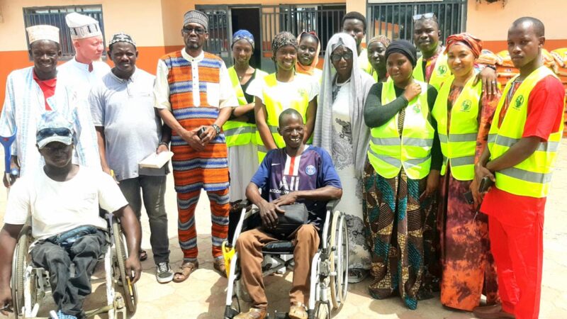Humanitaire : l&rsquo;ONG Aide à l&rsquo;Enfance (AAE) distribue des vivres aux plus vulnérables à la Cité de la Solidarité de Conakry