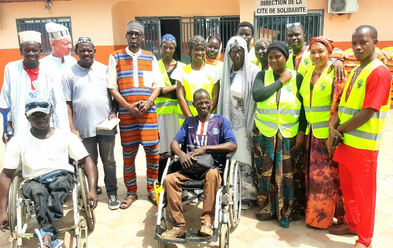 Humanitaire : l&rsquo;ONG Aide à l&rsquo;Enfance (AAE) distribue des vivres aux plus vulnérables à la Cité de la Solidarité de Conakry