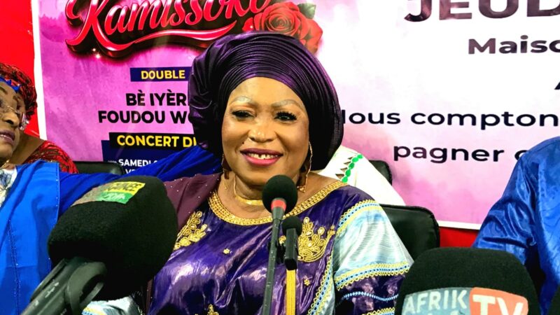 Conakry : Hadja Aminata Kamissoko de retour sur scène avec le double album « Bè Iyèrèyè » et « Foudou Wokowaka »
