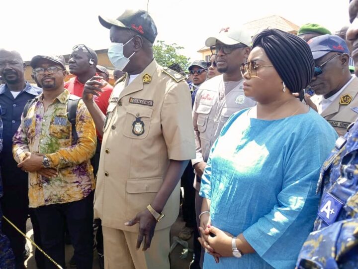 N’ZÉRÉKORÉ : la ministre Fatima Camara au chevet des sinistrés du grand marché