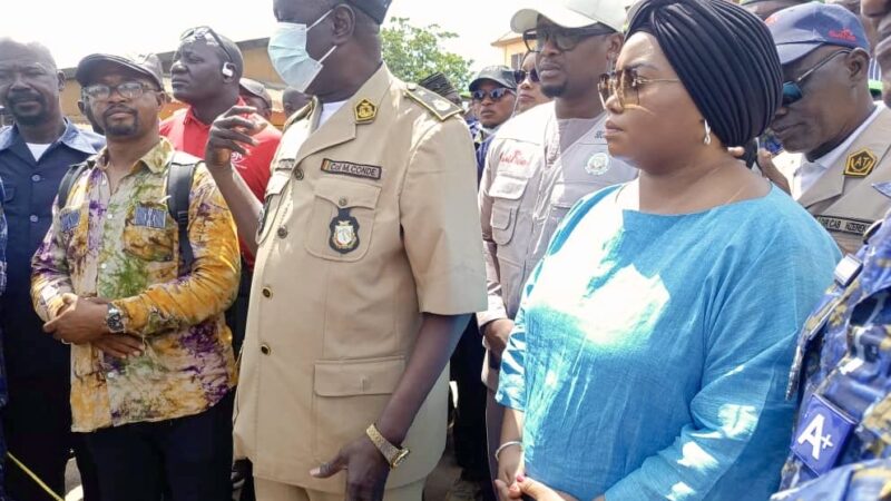 N’ZÉRÉKORÉ : la ministre Fatima Camara au chevet des sinistrés du grand marché