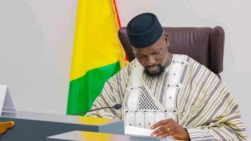Diplomatie guinéenne : Mamadi Doumbouya nomme de nouveaux ambassadeurs clés à Riyad et Pékin