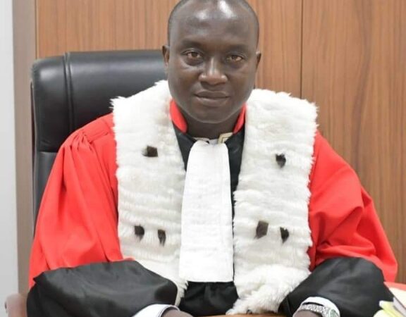 Justice : Le magistrat Algassimou Diallo frappé d&rsquo;une interdiction de sortie du territoire par le Parquet Général