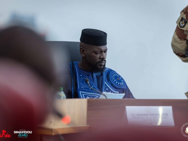 ​Justice en Guinée : Le magistrat Kaman Gongana radié par décret présidentiel ​Coup de tonnerre au sein du corps judiciaire guinéen. Le président de la Transition, le général de corps d’armée Mamadi Doumbouya, a tranché sans équivoque ce samedi 1er août 2026 en signant la radiation définitive du magistrat Kaman Gongana. ​L&rsquo;annonce a été faite en direct sur les ondes de la Télévision Nationale (RTG) lors du Journal Télévisé. En plus d&rsquo;être immédiatement démis de ses fonctions, le désormais ex-magistrat (matricule 58 85 30 M) subit une peine capitale sur le plan professionnel : l&rsquo;interdiction permanente d&rsquo;exercer tout métier au sein de la magistrature. ​Tolérance zéro pour les manquements éthiques ​Bien que les détails précis des faits reprochés n&rsquo;aient pas été explicités dans le texte officiel, la formule retenue par le décret présidentiel ne laisse planer aucun doute quant à la gravité de la situation. L&rsquo;intéressé est sanctionné pour : ​« Manquements aux obligations statutaires particulières de réserve, d’honneur, de dignité, de probité et de loyauté. » ​Un signal fort envoyé à la profession ​En infligeant la sanction la plus lourde prévue par le statut des magistrats, la Présidence de la République réaffirme sa politique de tolérance zéro face aux dérives éthiques. Cette décision politique et institutionnelle se veut un avertissement direct adressé à l&rsquo;ensemble des serviteurs de la justice : l&rsquo;intégrité, la réserve et l&rsquo;exemplarité demeurent des conditions non négociables dans l&rsquo;exercice de leurs fonctions.
