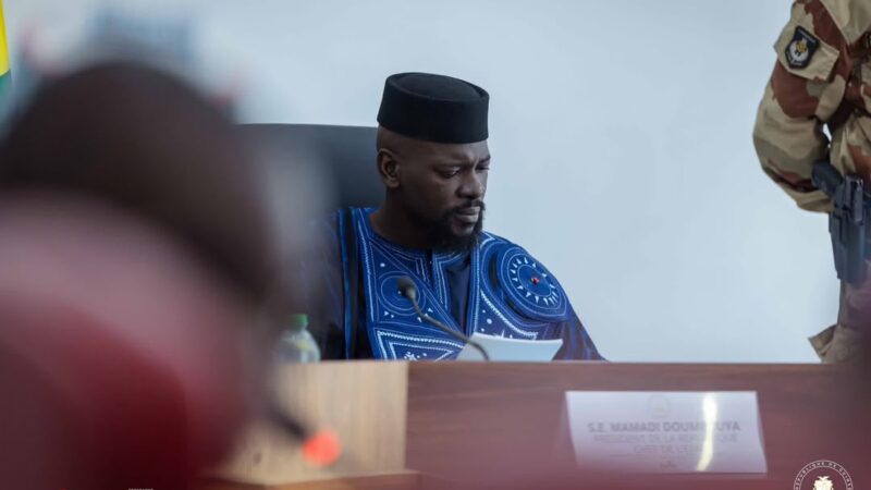 ​Justice en Guinée : Le magistrat Kaman Gongana radié par décret présidentiel ​Coup de tonnerre au sein du corps judiciaire guinéen. Le président de la Transition, le général de corps d’armée Mamadi Doumbouya, a tranché sans équivoque ce samedi 1er août 2026 en signant la radiation définitive du magistrat Kaman Gongana. ​L&rsquo;annonce a été faite en direct sur les ondes de la Télévision Nationale (RTG) lors du Journal Télévisé. En plus d&rsquo;être immédiatement démis de ses fonctions, le désormais ex-magistrat (matricule 58 85 30 M) subit une peine capitale sur le plan professionnel : l&rsquo;interdiction permanente d&rsquo;exercer tout métier au sein de la magistrature. ​Tolérance zéro pour les manquements éthiques ​Bien que les détails précis des faits reprochés n&rsquo;aient pas été explicités dans le texte officiel, la formule retenue par le décret présidentiel ne laisse planer aucun doute quant à la gravité de la situation. L&rsquo;intéressé est sanctionné pour : ​« Manquements aux obligations statutaires particulières de réserve, d’honneur, de dignité, de probité et de loyauté. » ​Un signal fort envoyé à la profession ​En infligeant la sanction la plus lourde prévue par le statut des magistrats, la Présidence de la République réaffirme sa politique de tolérance zéro face aux dérives éthiques. Cette décision politique et institutionnelle se veut un avertissement direct adressé à l&rsquo;ensemble des serviteurs de la justice : l&rsquo;intégrité, la réserve et l&rsquo;exemplarité demeurent des conditions non négociables dans l&rsquo;exercice de leurs fonctions.