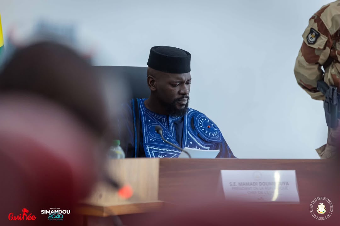 ​Justice en Guinée : Le magistrat Kaman Gongana radié par décret présidentiel ​Coup de tonnerre au sein du corps judiciaire guinéen. Le président de la Transition, le général de corps d’armée Mamadi Doumbouya, a tranché sans équivoque ce samedi 1er août 2026 en signant la radiation définitive du magistrat Kaman Gongana. ​L&rsquo;annonce a été faite en direct sur les ondes de la Télévision Nationale (RTG) lors du Journal Télévisé. En plus d&rsquo;être immédiatement démis de ses fonctions, le désormais ex-magistrat (matricule 58 85 30 M) subit une peine capitale sur le plan professionnel : l&rsquo;interdiction permanente d&rsquo;exercer tout métier au sein de la magistrature. ​Tolérance zéro pour les manquements éthiques ​Bien que les détails précis des faits reprochés n&rsquo;aient pas été explicités dans le texte officiel, la formule retenue par le décret présidentiel ne laisse planer aucun doute quant à la gravité de la situation. L&rsquo;intéressé est sanctionné pour : ​« Manquements aux obligations statutaires particulières de réserve, d’honneur, de dignité, de probité et de loyauté. » ​Un signal fort envoyé à la profession ​En infligeant la sanction la plus lourde prévue par le statut des magistrats, la Présidence de la République réaffirme sa politique de tolérance zéro face aux dérives éthiques. Cette décision politique et institutionnelle se veut un avertissement direct adressé à l&rsquo;ensemble des serviteurs de la justice : l&rsquo;intégrité, la réserve et l&rsquo;exemplarité demeurent des conditions non négociables dans l&rsquo;exercice de leurs fonctions.